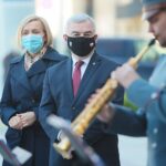 28.04.2021. Kielce. Prezentacja Marszałkowskiej Orkiestry Dętej Województwa Świętokrzyskiego. Na zdjęciu (od lewej): Renata Janik - wicemarszałek województwa świętokrzyskiego i Andrzej Bętkowski - marszałek województwa świętokrzyskiego / Wiktor Taszłow / Radio Kielce