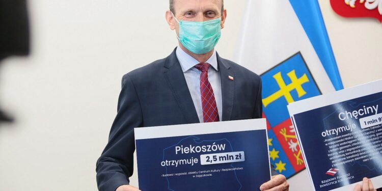 31.03.2021. Kielce. Fundusz Inicjatyw Lokalnych. Konferencja prasowa. Na zdjęciu: Zbigniew Piątek - wójt Piekoszowa / Wiktor Taszłow / Radio Kielce