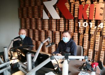 01.04.2021 Radio Kielce. Punkty Widzenia. Na zdjęciu (od lewej): ks. Krzysztof Banasik - zastępca dyrektora Caritas Diecezji Kieleckiej, Robert Szumielewicz - Radio Kielce / Wiktor Taszłow / Radio Kielce