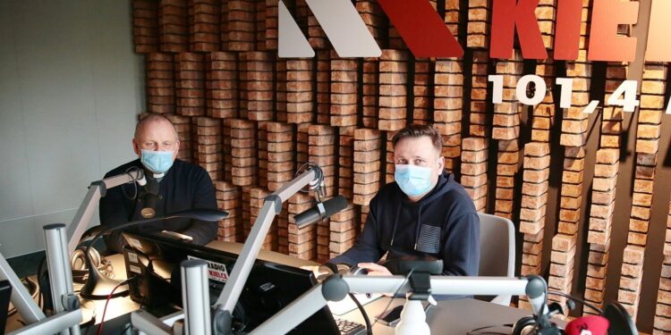 01.04.2021 Radio Kielce. Punkty Widzenia. Na zdjęciu (od lewej): ks. Krzysztof Banasik - zastępca dyrektora Caritas Diecezji Kieleckiej, Robert Szumielewicz - Radio Kielce / Wiktor Taszłow / Radio Kielce