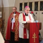 02.04.2021. Święty Krzyż. Kaplica zakonna Misjonarzy Oblatów Maryi Niepokalanej. Nabożeństwo drogi krzyżowej pod przewodnictwem biskupa sandomierskiego Krzysztofa Nitkiewicza / Wiktor Taszłow / Radio Kielce