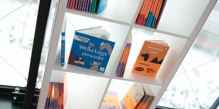 02.02.2021 Kielce. Dworzec autobusowy. Mediateka. Książki / Wiktor Taszłow / Radio Kielce