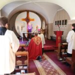 02.04.2021. Święty Krzyż. Kaplica zakonna Misjonarzy Oblatów Maryi Niepokalanej. Nabożeństwo drogi krzyżowej pod przewodnictwem biskupa sandomierskiego Krzysztofa Nitkiewicza / Wiktor Taszłow / Radio Kielce