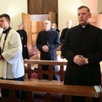 02.04.2021. Święty Krzyż. Kaplica zakonna Misjonarzy Oblatów Maryi Niepokalanej. Nabożeństwo drogi krzyżowej pod przewodnictwem biskupa sandomierskiego Krzysztofa Nitkiewicza / Wiktor Taszłow / Radio Kielce