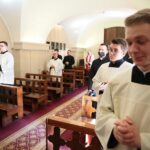 02.04.2021. Święty Krzyż. Kaplica zakonna Misjonarzy Oblatów Maryi Niepokalanej. Nabożeństwo drogi krzyżowej pod przewodnictwem biskupa sandomierskiego Krzysztofa Nitkiewicza / Wiktor Taszłow / Radio Kielce