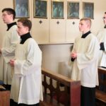 02.04.2021. Święty Krzyż. Kaplica zakonna Misjonarzy Oblatów Maryi Niepokalanej. Nabożeństwo drogi krzyżowej pod przewodnictwem biskupa sandomierskiego Krzysztofa Nitkiewicza / Wiktor Taszłow / Radio Kielce