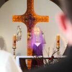 02.04.2021. Święty Krzyż. Kaplica zakonna Misjonarzy Oblatów Maryi Niepokalanej. Nabożeństwo drogi krzyżowej pod przewodnictwem biskupa sandomierskiego Krzysztofa Nitkiewicza / Wiktor Taszłow / Radio Kielce