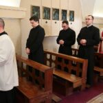 02.04.2021. Święty Krzyż. Kaplica zakonna Misjonarzy Oblatów Maryi Niepokalanej. Nabożeństwo drogi krzyżowej pod przewodnictwem biskupa sandomierskiego Krzysztofa Nitkiewicza / Wiktor Taszłow / Radio Kielce