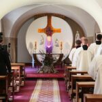 02.04.2021. Święty Krzyż. Kaplica zakonna Misjonarzy Oblatów Maryi Niepokalanej. Nabożeństwo drogi krzyżowej pod przewodnictwem biskupa sandomierskiego Krzysztofa Nitkiewicza / Wiktor Taszłow / Radio Kielce