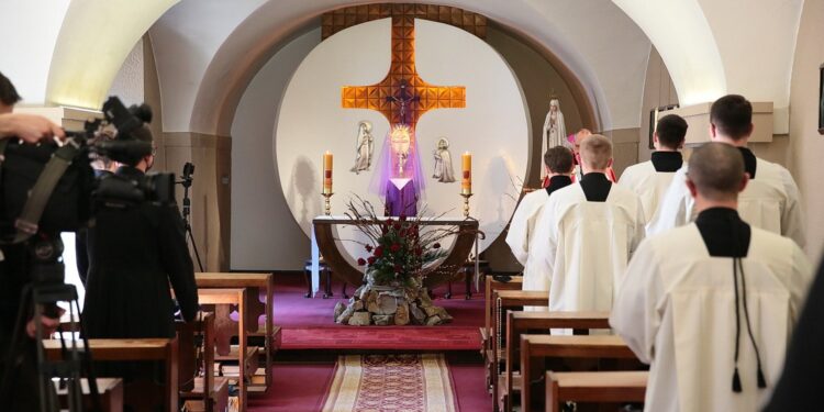 02.04.2021. Święty Krzyż. Kaplica zakonna Misjonarzy Oblatów Maryi Niepokalanej. Nabożeństwo drogi krzyżowej pod przewodnictwem biskupa sandomierskiego Krzysztofa Nitkiewicza / Wiktor Taszłow / Radio Kielce