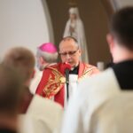 02.04.2021. Święty Krzyż. Kaplica zakonna Misjonarzy Oblatów Maryi Niepokalanej. Nabożeństwo drogi krzyżowej pod przewodnictwem biskupa sandomierskiego Krzysztofa Nitkiewicza / Wiktor Taszłow / Radio Kielce