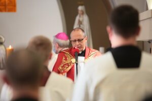 02.04.2021. Święty Krzyż. Kaplica zakonna Misjonarzy Oblatów Maryi Niepokalanej. Nabożeństwo drogi krzyżowej pod przewodnictwem biskupa sandomierskiego Krzysztofa Nitkiewicza / Wiktor Taszłow / Radio Kielce