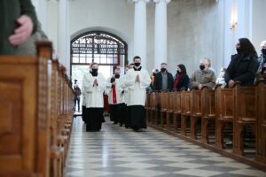 02.04.2021. Święty Krzyż. Liturgia Męki Pańskiej / Wiktor Taszłow / Radio Kielce