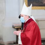 02.04.2021. Święty Krzyż. Liturgia Męki Pańskiej. Na zdjęciu: Krzysztof Nitkiewicz - biskup sandomierski / Wiktor Taszłow / Radio Kielce