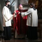 02.04.2021. Święty Krzyż. Liturgia Męki Pańskiej. Na zdjęciu (w środku): Krzysztof Nitkiewicz - biskup sandomierski / Wiktor Taszłow / Radio Kielce