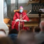 02.04.2021. Święty Krzyż. Liturgia Męki Pańskiej. Na zdjęciu: Krzysztof Nitkiewicz - biskup sandomierski / Wiktor Taszłow / Radio Kielce