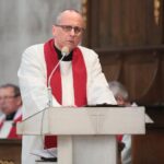 02.04.2021. Święty Krzyż. Liturgia Męki Pańskiej. Na zdjęciu: ojciec Krzysztof Jamrozy / Wiktor Taszłow / Radio Kielce