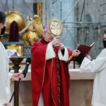 02.04.2021. Święty Krzyż. Liturgia Męki Pańskiej. Na zdjęciu (w środku): Krzysztof Nitkiewicz - biskup sandomierski / Wiktor Taszłow / Radio Kielce