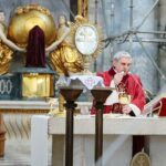 02.04.2021. Święty Krzyż. Liturgia Męki Pańskiej. Na zdjęciu: Krzysztof Nitkiewicz - biskup sandomierski / Wiktor Taszłow / Radio Kielce