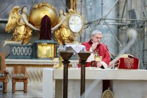 02.04.2021. Święty Krzyż. Liturgia Męki Pańskiej. Na zdjęciu: Krzysztof Nitkiewicz - biskup sandomierski / Wiktor Taszłow / Radio Kielce