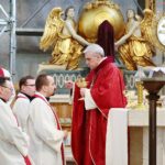 02.04.2021. Święty Krzyż. Liturgia Męki Pańskiej. Na zdjęciu (z prawej): Krzysztof Nitkiewicz - biskup sandomierski / Wiktor Taszłow / Radio Kielce