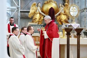 02.04.2021. Święty Krzyż. Liturgia Męki Pańskiej. Na zdjęciu (z prawej): Krzysztof Nitkiewicz - biskup sandomierski / Wiktor Taszłow / Radio Kielce