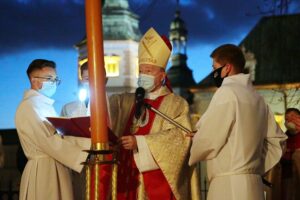 03.04.2021 Kielce. Katedra. Liturgia Wigilii Paschalnej. Na zdjęciu (w środku): biskup Andrzej Kaleta / Wiktor Taszłow / Radio Kielce