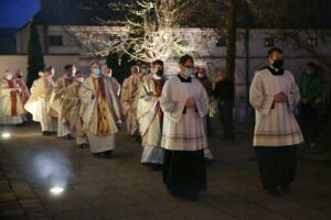 03.04.2021 Kielce. Katedra. Liturgia Wigilii Paschalnej / Wiktor Taszłow / Radio Kielce