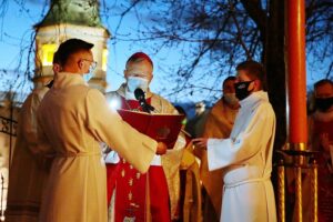 03.04.2021 Kielce. Katedra. Liturgia Wigilii Paschalnej. Na zdjęciu (w środku): biskup Andrzej Kaleta / Wiktor Taszłow / Radio Kielce