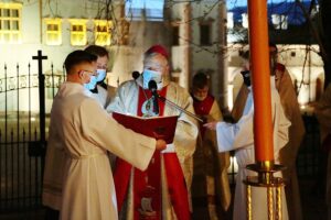 03.04.2021 Kielce. Katedra. Liturgia Wigilii Paschalnej. Na zdjęciu (w środku): biskup Andrzej Kaleta / Wiktor Taszłow / Radio Kielce