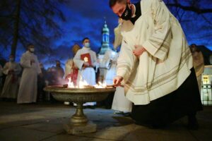 03.04.2021 Kielce. Katedra. Liturgia Wigilii Paschalnej / Wiktor Taszłow / Radio Kielce