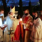 03.04.2021 Kielce. Katedra. Liturgia Wigilii Paschalnej. Na zdjęciu (w środku): biskup Andrzej Kaleta / Wiktor Taszłow / Radio Kielce