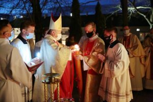 03.04.2021 Kielce. Katedra. Liturgia Wigilii Paschalnej. Na zdjęciu (w środku): biskup Andrzej Kaleta / Wiktor Taszłow / Radio Kielce