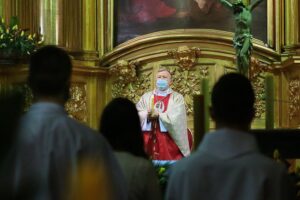 03.04.2021 Kielce. Katedra. Liturgia Wigilii Paschalnej. Na zdjęciu: biskup Andrzej Kaleta / Wiktor Taszłow / Radio Kielce