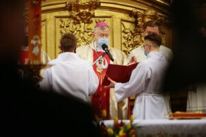 03.04.2021 Kielce. Katedra. Liturgia Wigilii Paschalnej. Na zdjęciu (w środku): biskup Andrzej Kaleta / Wiktor Taszłow / Radio Kielce