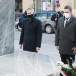 10.04.2021. Kielce. Uroczystości upamiętniające 11. rocznicę katastrofy smoleńskiej. Na zdjęciu od lewej: Zbigniew Koniusz - wojewoda świętokrzyski, Jarosław Karyś - kielecki radny / Wiktor Taszłow / Radio Kielce