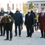 10.04.2021. Kielce. Uroczystości upamiętniające 11. rocznicę katastrofy smoleńskiej. Na zdjęciu od lewej: Mirosław Gębski - kielecki starosta, Tadeusz Kozior - radny rady miasta, Marek Kwitek - poseł PiS, Krzysztof Lipiec - poseł PiS, Zbigniew Koniusz - wojewoda świętokrzyski, Krzysztof Słoń - senator PiS / Wiktor Taszłow / Radio Kielce