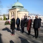 10.04.2021. Kielce. Uroczystości upamiętniające 11. rocznicę katastrofy smoleńskiej. Na zdjęciu od lewej: Tadeusz Kozior - radny rady miasta, Marek Kwitek - poseł PiS, Krzysztof Lipiec - poseł PiS, Krzysztof Słoń - senator PiS, Mirosław Gębski - starosta kielecki / Wiktor Taszłow / Radio Kielce