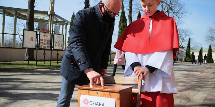 11.04.2021. Kielce. Święto patronalne Caritas. Zbiórka pieniężna / Wiktor Taszłow / Radio Kielce