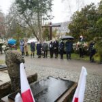 13.04.2021 Kielce. Złożenie kwiatów przed pomnikiem Zbrodni Katyńskiej na cmentarzu Partyzanckim / Wiktor Taszłow / Radio Kielce