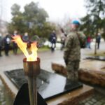 13.04.2021 Kielce. Złożenie kwiatów przed pomnikiem Zbrodni Katyńskiej na cmentarzu Partyzanckim / Wiktor Taszłow / Radio Kielce