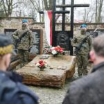 13.04.2021 Kielce. Złożenie kwiatów przed pomnikiem Zbrodni Katyńskiej na cmentarzu Partyzanckim / Wiktor Taszłow / Radio Kielce