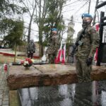 13.04.2021 Kielce. Złożenie kwiatów przed pomnikiem Zbrodni Katyńskiej na cmentarzu Partyzanckim / Wiktor Taszłow / Radio Kielce