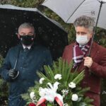 13.04.2021 Kielce. Złożenie kwiatów przed pomnikiem Zbrodni Katyńskiej na cmentarzu Partyzanckim. Na zdjęciu (od lewej): Andrzej Bętkowski - marszałek województwa świętokrzyskiego, Krzysztof Słoń - senator / Wiktor Taszłow / Radio Kielce