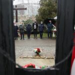 13.04.2021 Kielce. Złożenie kwiatów przed pomnikiem Zbrodni Katyńskiej na cmentarzu Partyzanckim / Wiktor Taszłow / Radio Kielce