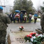 13.04.2021 Kielce. Złożenie kwiatów przed pomnikiem Zbrodni Katyńskiej na cmentarzu Partyzanckim / Wiktor Taszłow / Radio Kielce