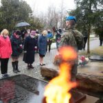13.04.2021 Kielce. Złożenie kwiatów przed pomnikiem Zbrodni Katyńskiej na cmentarzu Partyzanckim. Kwiaty składają (od lewej) Patrycja Zatorska-Milewska, zastępca naczelnika kieleckiej, Jolanta Kulińska - wiceprezes Stowarzyszenia „Kielecka Rodzina Katyńska”, Anna Łakomiec - prezes Stowarzyszenia „Kielecka Rodzina Katyńska”, Dorota Koczwańska-Kalita - naczelnik kieleckiej delegatury Instytutu Pamięci Narodowej / Wiktor Taszłow / Radio Kielce