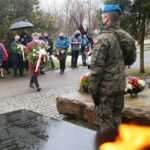 13.04.2021 Kielce. Złożenie kwiatów przed pomnikiem Zbrodni Katyńskiej na cmentarzu Partyzanckim. Kwiaty składa Krzysztof Słoń - senator / Wiktor Taszłow / Radio Kielce