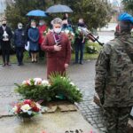 13.04.2021 Kielce. Złożenie kwiatów przed pomnikiem Zbrodni Katyńskiej na cmentarzu Partyzanckim. Kwiaty składa Krzysztof Słoń - senator / Wiktor Taszłow / Radio Kielce