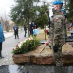 13.04.2021 Kielce. Złożenie kwiatów przed pomnikiem Zbrodni Katyńskiej na cmentarzu Partyzanckim. Kwiaty składa Zbigniew Koniusz - wojewoda świętokrzyski / Wiktor Taszłow / Radio Kielce